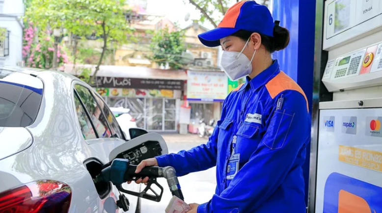 Từ chiều nay (21-8), giá xăng tăng, giá dầu giảm