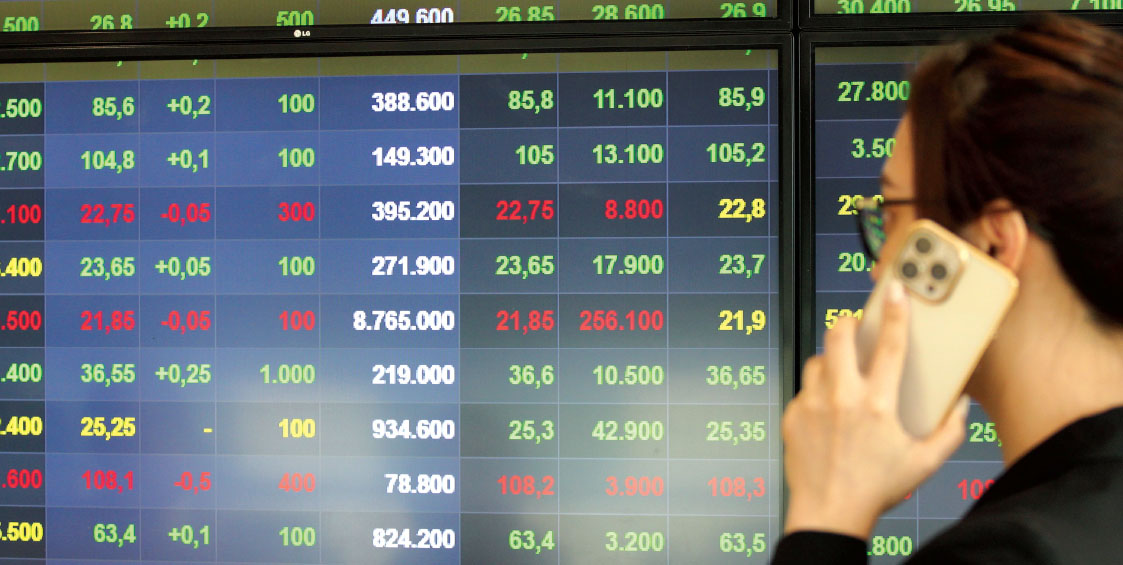 VN-Index vẫn giữ sắc xanh