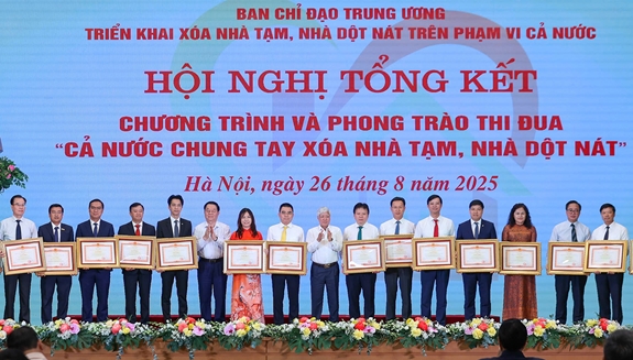 SHB vinh dự nhận Bằng khen của Thủ tướng vì những đóng góp tích cực trong chương trình xóa nhà tạm, dột nát