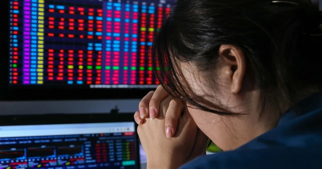 Cổ phiếu ngân hàng, chứng khoán ‘nằm sàn’