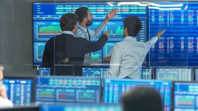 Khối ngoại tiếp đà bán ròng gần 1.200 tỷ đồng phiên cuối tuần, cổ phiếu nào bị “xả” mạnh nhất?