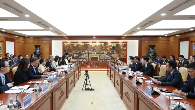 Bộ Tài chính làm việc với Đoàn doanh nghiệp Hồng Kông (Trung Quốc) về vận hành Trung tâm Tài chính Quốc tế