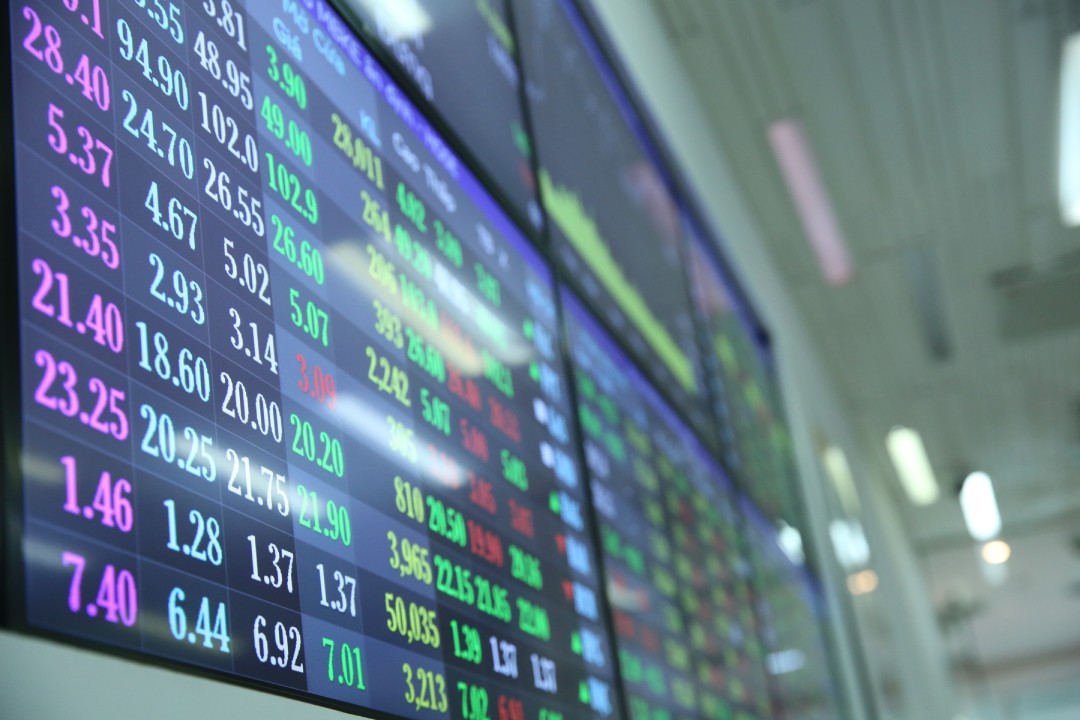 VN-Index chạm ngưỡng 1.700, tháng 9 lạc quan hay thận trọng?