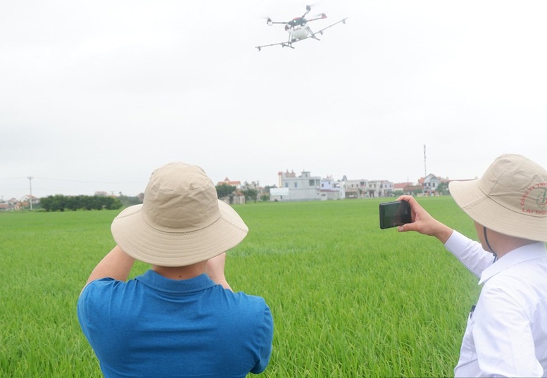 Drone: “Trợ thủ” mới của nhà nông