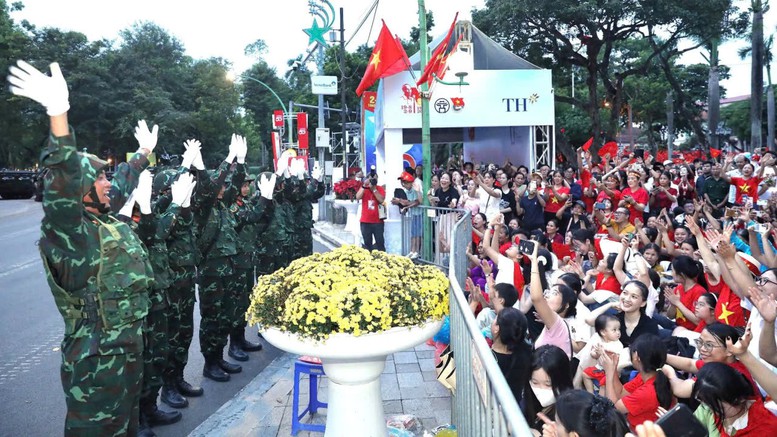 TH true MILK thức xuyên đêm 1/9 tặng sữa, nước cho người dân và các chiến sĩ