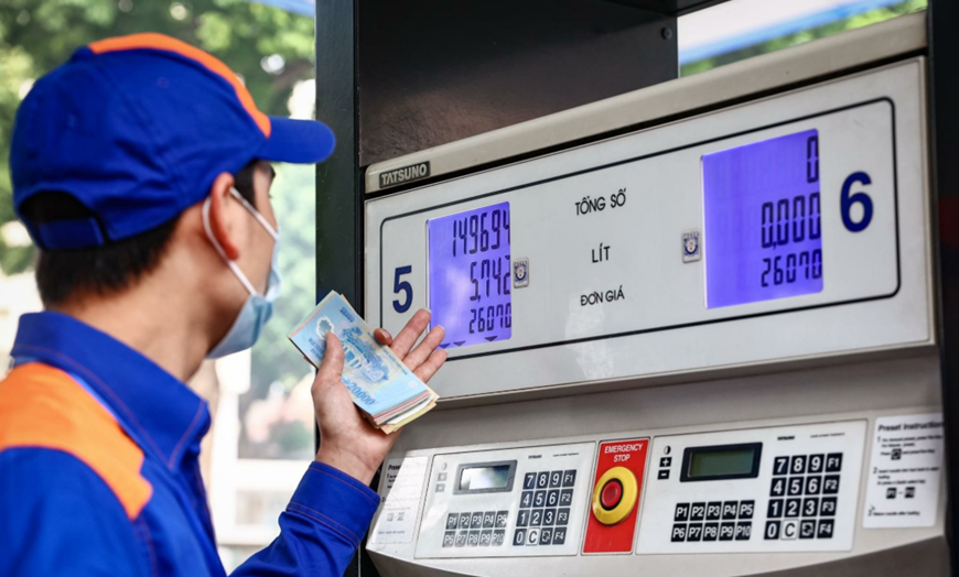 Từ chiều nay (11-9), giá xăng giảm, giá dầu tăng