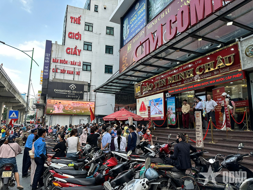Hà Nội: Giá vàng tăng đột biến, người dân vẫn xếp hàng dài chờ mua