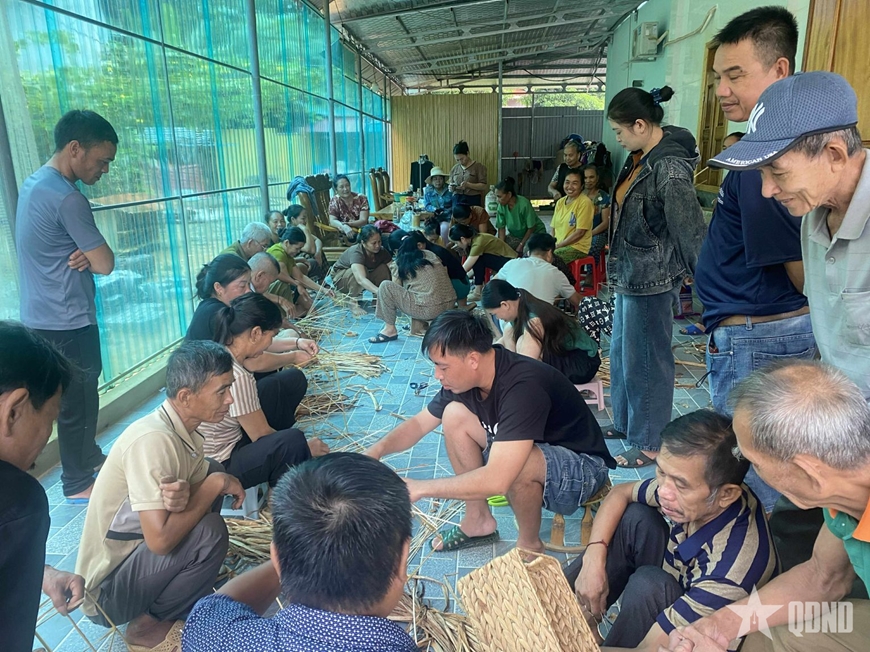 Nghề đan bèo tây ở vùng cao Nghệ An