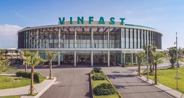 Lãnh đạo Thế giới di động (MWG) thăm nhà máy VinFast, chuẩn bị “biến” chuỗi cửa hàng thành hàng nghìn trạm sạc và đổi pin xe điện