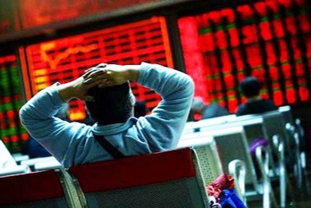 Chứng khoán giảm sâu, giá trị khớp lệnh trên sàn HoSE lên cao nhất 2 tháng