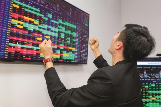 Một cổ phiếu trên HOSE “bốc đầu” kịch trần 4 phiên liên tiếp sau khi báo lãi quý 3 tăng vọt 5.800%