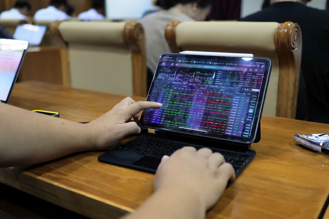 Chứng khoán vượt 1.700 điểm