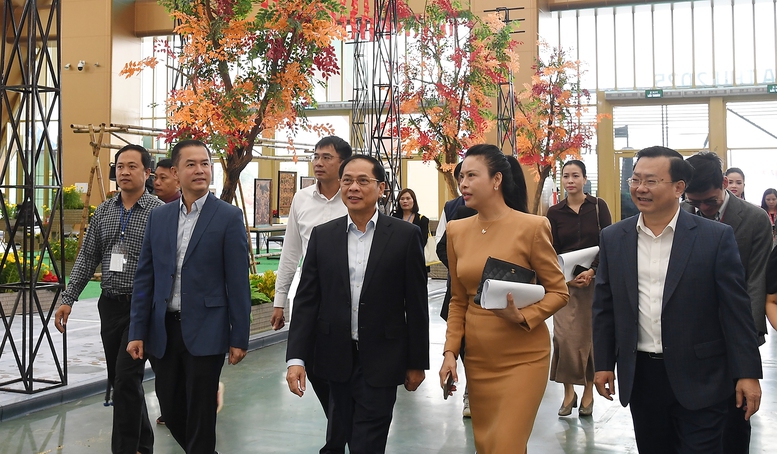 Phó Thủ tướng Bùi Thanh Sơn kiểm tra tiến độ chuẩn bị cho Lễ khai mạc Hội chợ Mùa Thu 2025