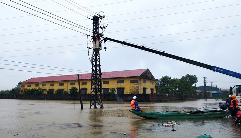 EVNCPC chủ động ứng phó bão số 12 và mưa lũ
