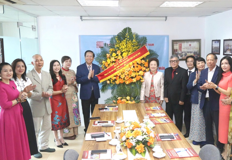 Tổng Bí thư Tô Lâm tặng hoa chúc mừng Hội Doanh nhân Tư nhân Việt Nam