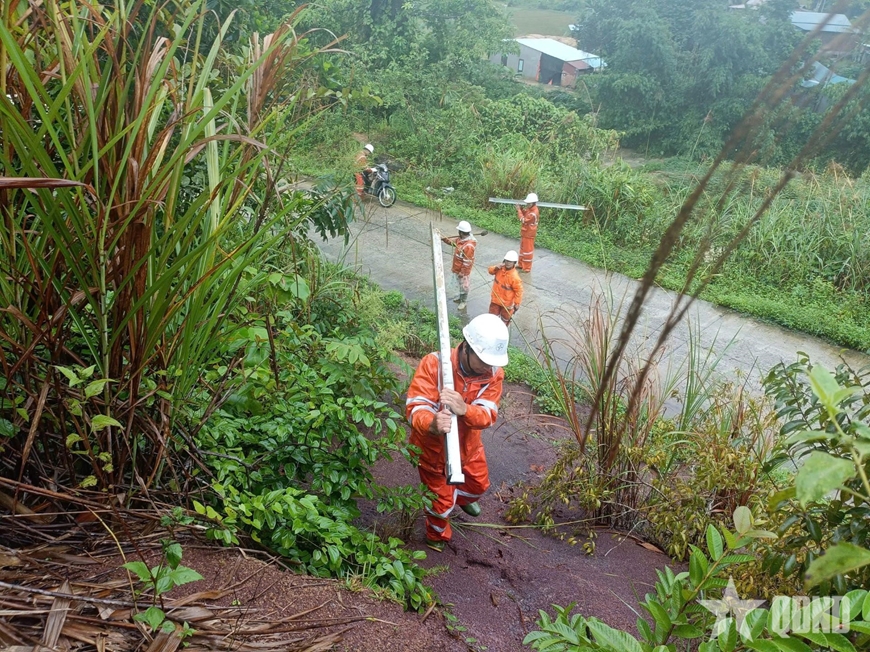 Điện lực Đà Nẵng triển khai cấp điện trở lại khu miền núi Phước Sơn