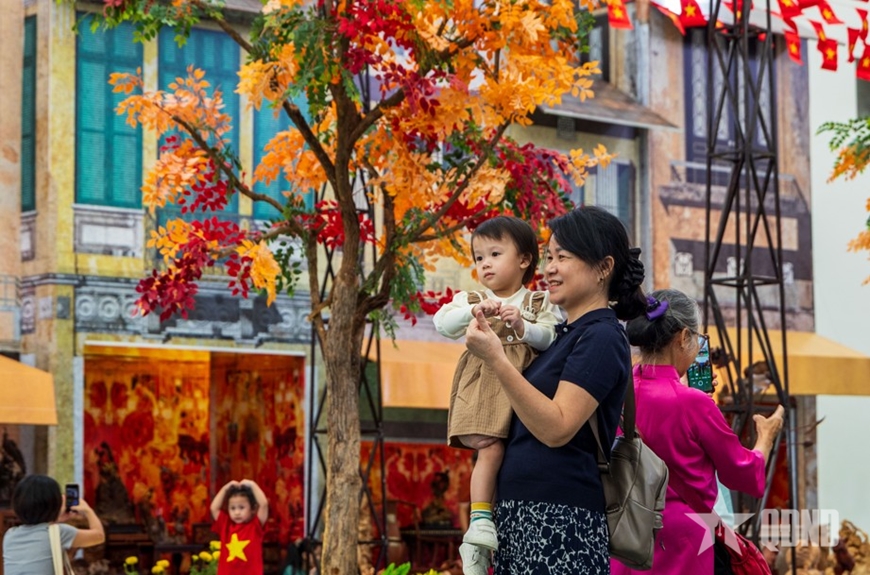 Hội chợ Mùa thu 2025: Đông đảo người dân, du khách đổ về ngày đầu mở cửa