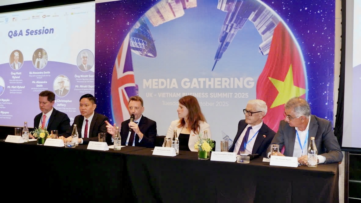 Chuyên gia BritCham: cần ‘nội địa hóa’ nguồn nhân lực cho IFC thay vì nhập khẩu