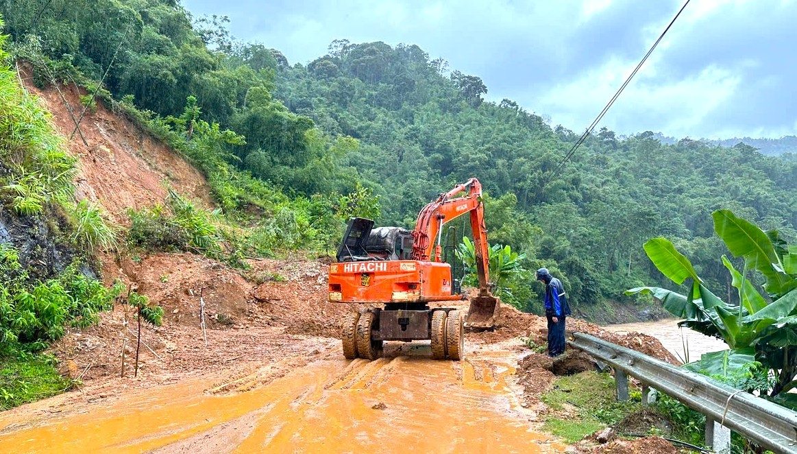 Thiệt hại gần 1.000 tỉ đồng hạ tầng đường bộ sau bão số 10