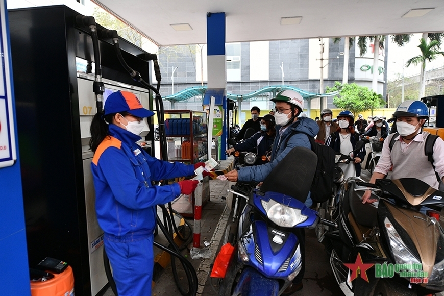 Từ chiều nay (23-10), giá xăng dầu đồng loạt giảm