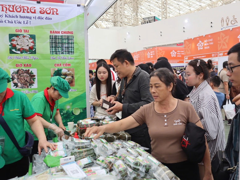 Đông đảo người dân đổ về Hội chợ mùa Thu ngày đầu mở cửa