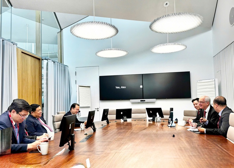 Phó Thủ tướng Nguyễn Chí Dũng thăm và làm việc với Tập đoàn AstraZeneca