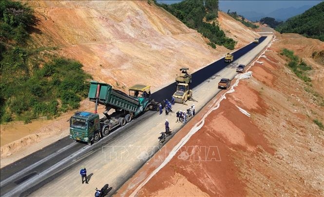 Khẩn trương thi đua cao điểm, hoàn thành thắng lợi các mục tiêu năm 2025