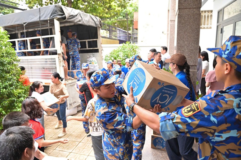 Vinamilk đưa 160.000 sản phẩm sữa và nước uống hỗ trợ đồng bào vùng lũ lụt