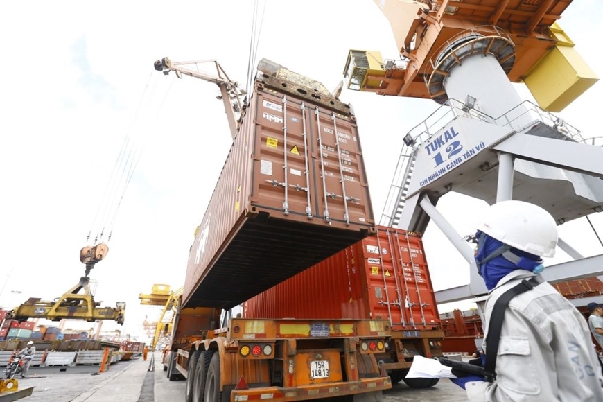 Xuất nhập khẩu bứt phá, đóng góp ngân sách hơn 379.000 tỷ đồng