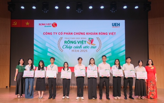 Chứng khoán Rồng Việt trao nửa tỷ đồng học bổng cho sinh viên 12 trường đại học