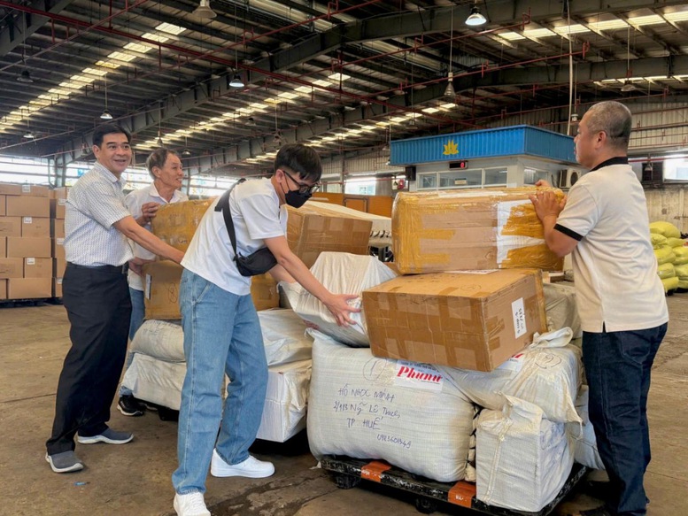 Gần 500kg hàng hóa hỗ trợ vùng lũ đã được Vietnam Airlines vận chuyển đến Huế