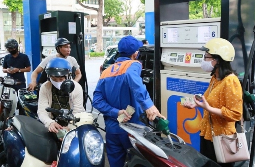 Từ chiều nay (27-11), giá xăng RON95 giảm về sát mức 20.000 đồng/lít