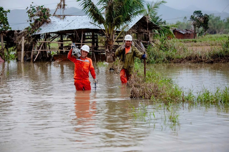 Điện lực miền Trung đã cấp điện trở lại cho 99,81% khách hàng sau mưa lũ