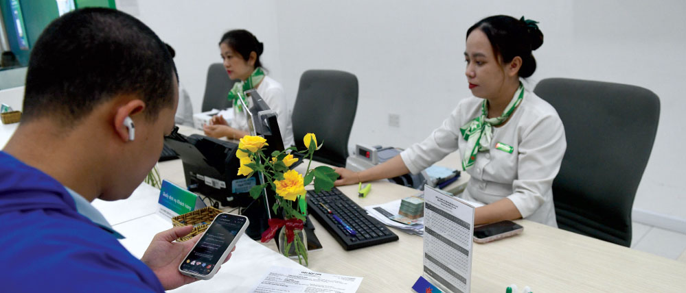 Nhiều ngân hàng siết phí từ tháng 12, tài khoản nhỏ dễ bị trừ tiền