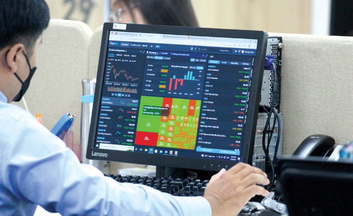 VN-Index giảm hơn 28 điểm, cổ phiếu VIC giảm sàn