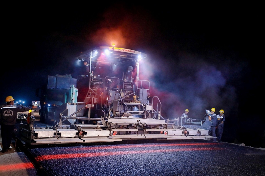 Xuyên đêm thi công cao tốc Đồng Đăng – Trà Lĩnh