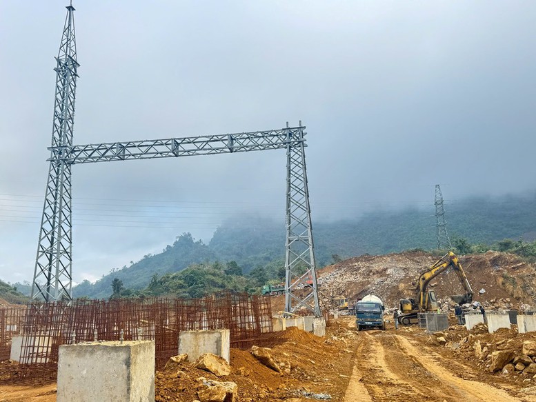 Tập trung cao độ san nền, phá đá tạo mặt bằng thi công TBA 220 kV Phong Thổ