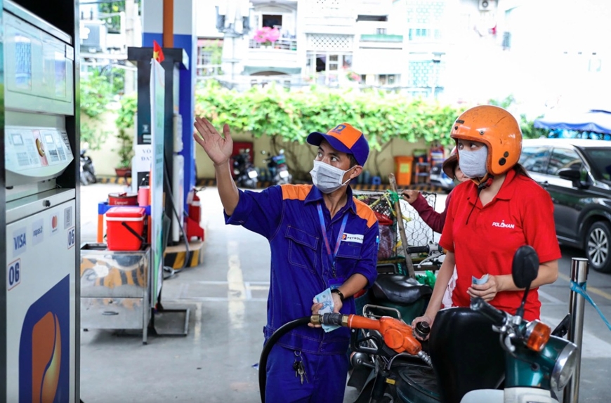 Từ chiều nay (4-12), giá xăng tăng, giá dầu tiếp tục giảm