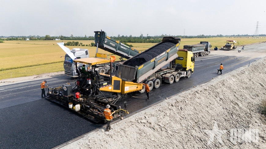 Công nhân Binh đoàn 12 bám công trường xuyên Tết, thúc tiến độ cao tốc miền Tây