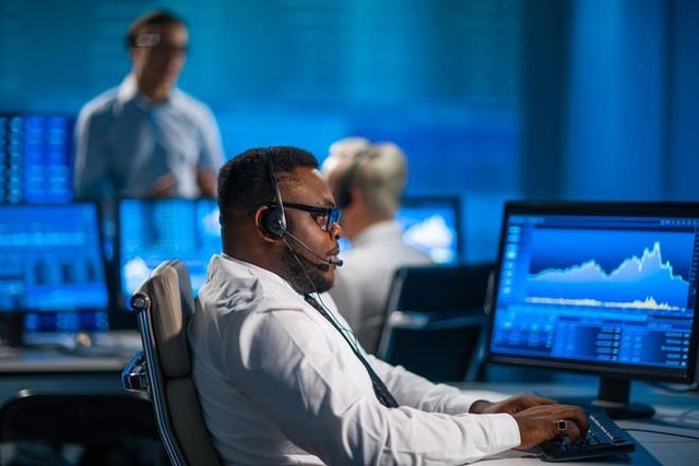 Khối ngoại thẳng tay bán ròng hơn 1.800 tỷ đồng phiên VN-Index giảm 28 điểm, cổ phiếu nào bị “xả” mạnh nhất?