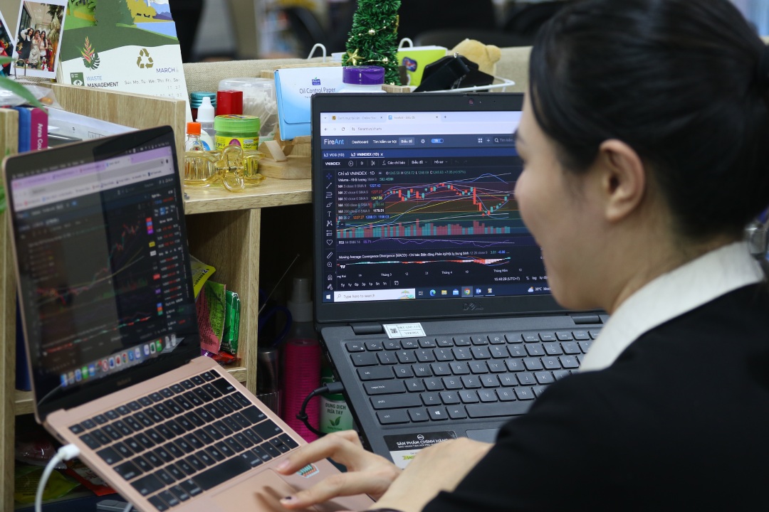 Dòng tiền vọt tăng, VN-Index lập đỉnh trong sự phân hóa sâu sắc