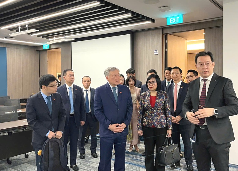 Phó Thủ tướng Nguyễn Hòa Bình làm việc với các cơ quan, doanh nghiệp, nhà đầu tư Singapore để thúc đẩy hợp tác trong lĩnh vực trung tâm tài chính