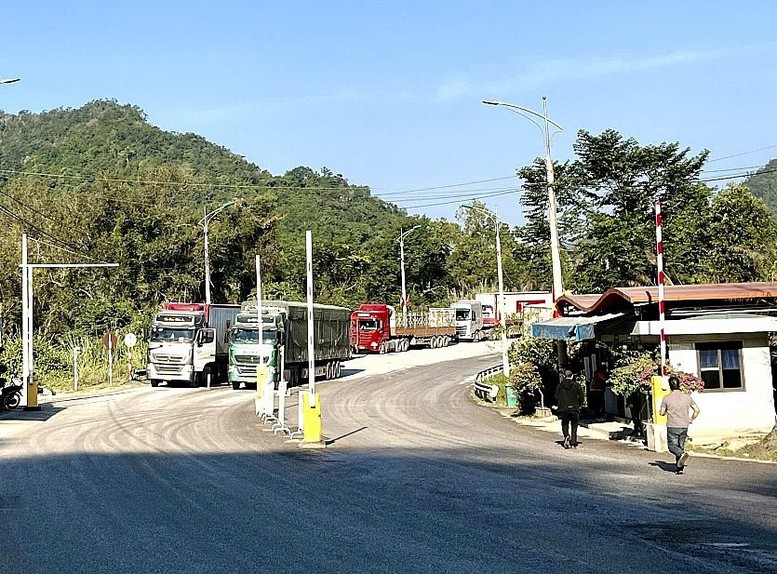 Cửa khẩu ‘mở hàng’ thông quan rộn ràng dịp đầu năm
