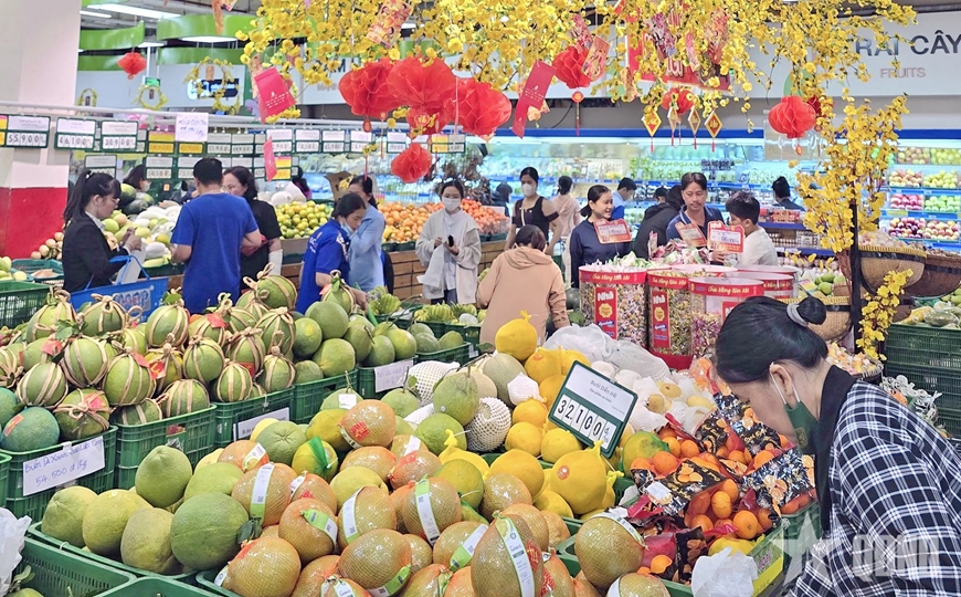 TP Hồ Chí Minh: Sôi động thị trường mua sắm hàng hóa dịp Tết Dương lịch