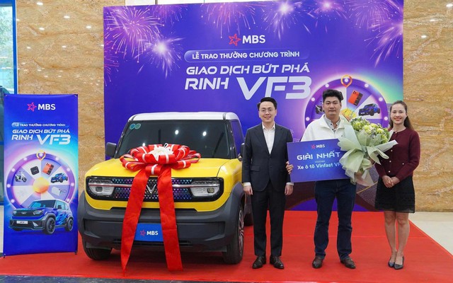 Chứng khoán MB “chơi lớn”: Khách hàng bay 2.000km ra Hà Nội nhận “xế hộp”, tung ưu đãi “All-in” chiều lòng người mới Chứng khoán MB “chơi lớn”: Khách hàng bay 2.000km ra Hà Nội nhận “xế hộp”, tung ưu đãi “All-in” chiều lòng người mới