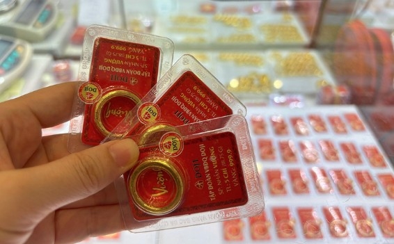 Giá vàng hôm nay (trưa 6-1): Tiếp tục “leo thang”