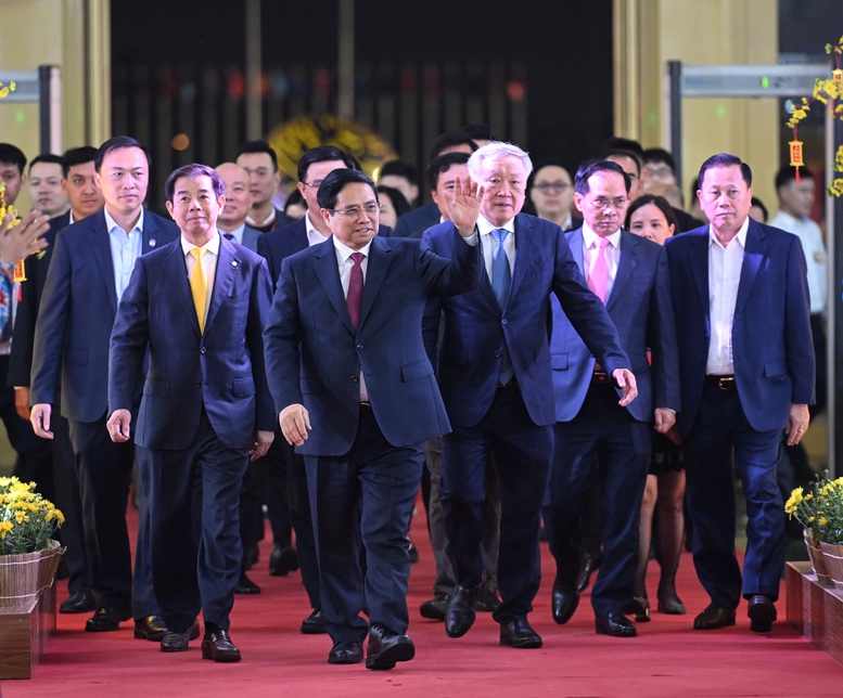 Thủ tướng: Chuyển đổi từ ‘ưu tiên’ sang ‘tin yêu’ và ‘tự hào’ khi dùng hàng Việt Nam