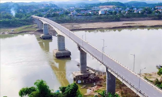 Khảo sát lắp cầu phao tạm qua sông Lô trước Tết