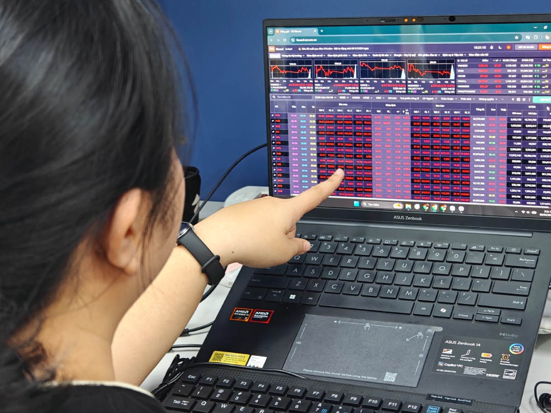 Sắc đỏ phủ khắp thị trường chứng khoán phiên cuối tuần