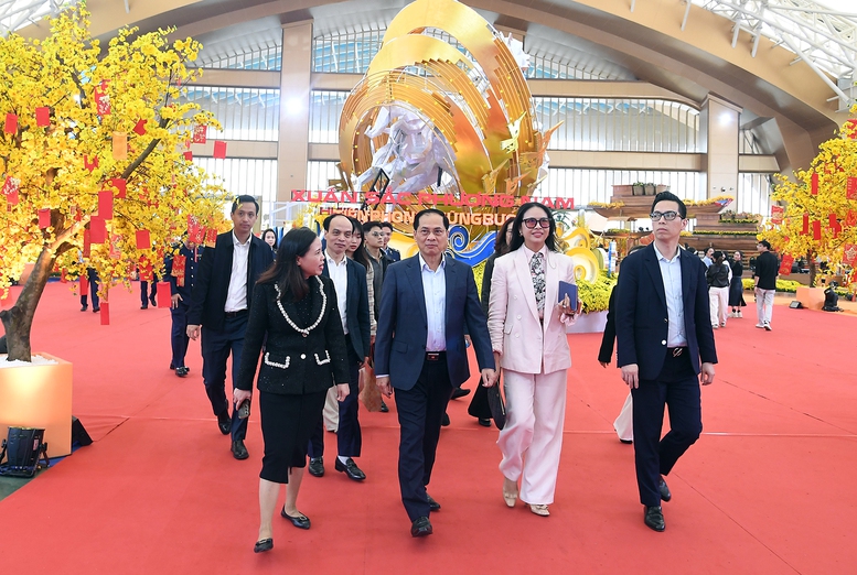 Phó Thủ tướng Bùi Thanh Sơn tham quan, mua hàng tại Hội chợ mùa Xuân 2026